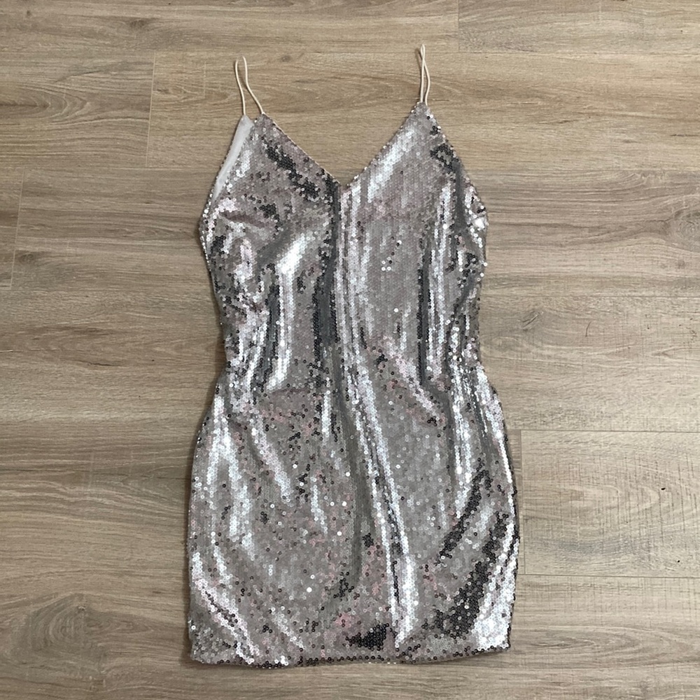 Silver sequin V neck dress. Women’s small. NWOT
